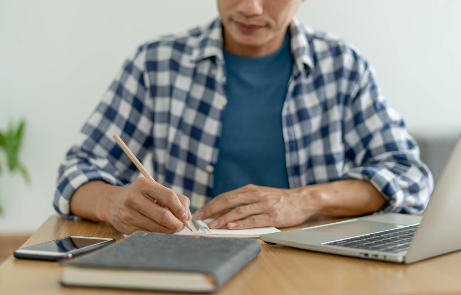 Профессиональная команда Qeldron за работой с финансовыми документами